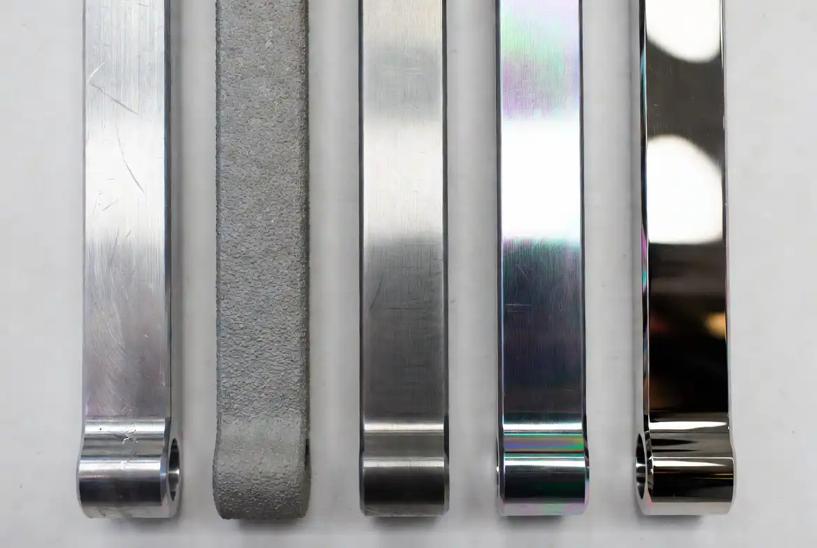 Personalización del acabado superficial CNC machined parts with different surface finishes from as-machined to mirror polish